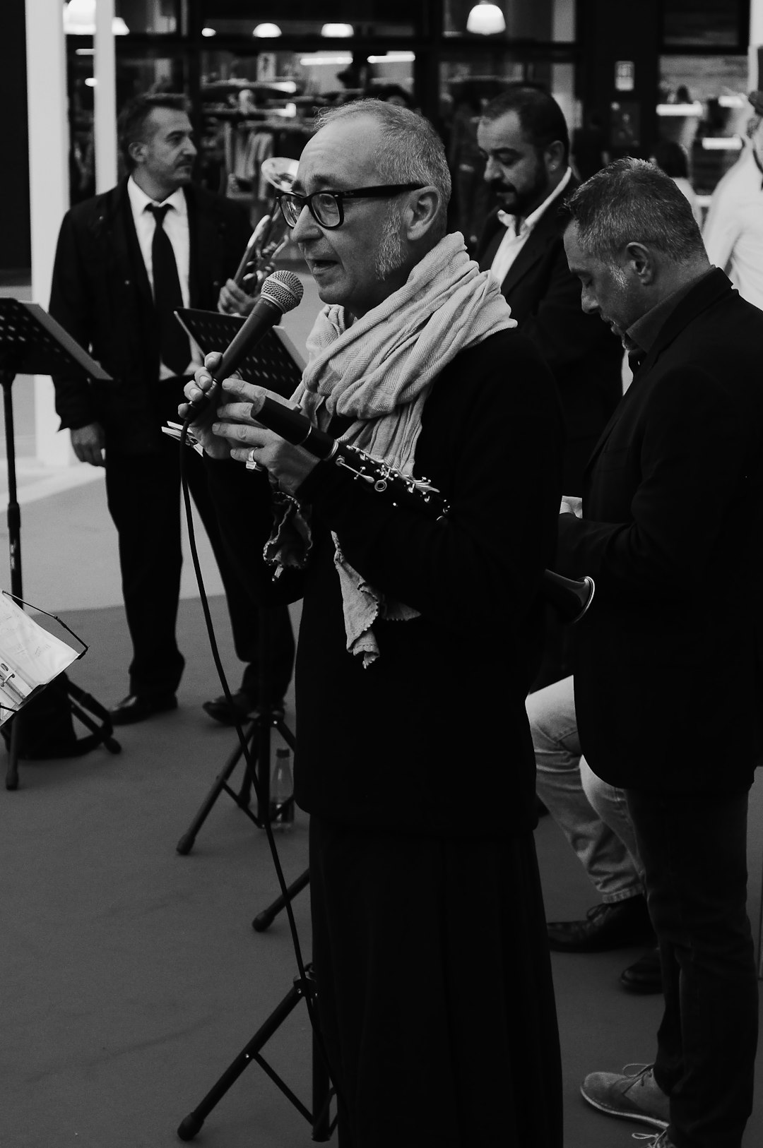 Services man-holding-microphone-xw3gyo3omke